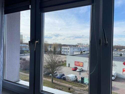 otwarte okno z widokiem na parking w obiekcie Mieszkanie Radom w Radomiu