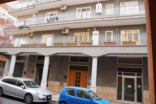 two cars parked in front of a building at Il Posto per Te in Turi