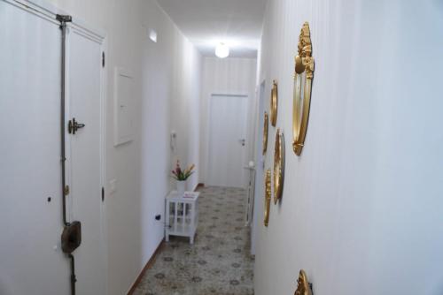 a hallway with white walls and a white door at Il Posto per Te in Turi