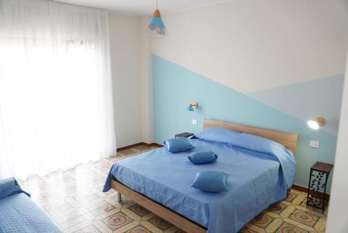a bedroom with a blue bed with blue pillows on it at Il Posto per Te in Turi