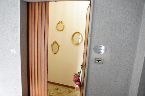a hallway with a door and a mirror at Il Posto per Te in Turi