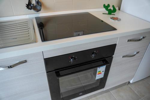 a kitchen with a black oven under a counter at Il Posto per Te in Turi