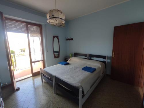 sypialnia z łóżkiem i dużym oknem w obiekcie La Riva w mieście Porto Recanati