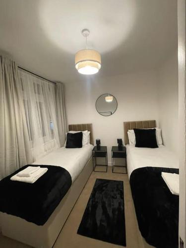 Elegant Cosy Home in Wembley 8 Max + Driveway房間的床