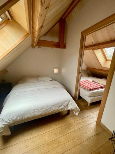 La Grangette de Paunac في Cazillac: غرفة نوم بسرير ومرآة
