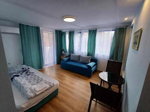 Postel nebo postele na pokoji v ubytování Fenix Family Hotel
