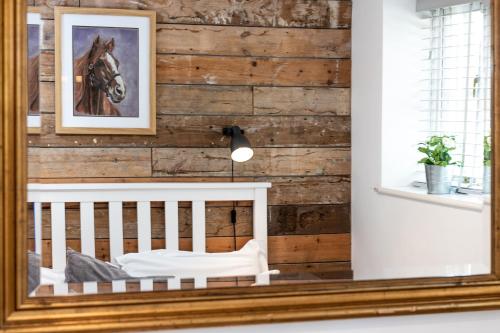pared de madera en una habitación para bebés con cuna en The Dukes en Leighton Buzzard