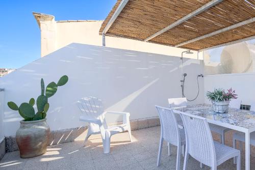a patio with a table and chairs and a tent at Casa Caterina in Noto