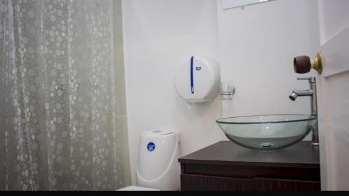 y baño con lavabo y ducha. en HOTEL NUEVO ARIZONA, en Cartagena de Indias