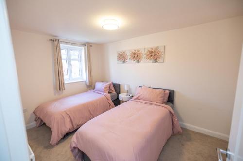 En eller flere senge i et værelse på Contractor's Cove Leicester