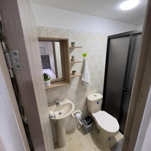 Acogedor في إتاوي: حمام مع مرحاض ومغسلة ومرآة