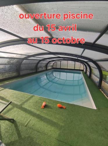 vista sul soffitto di una piscina in un edificio di Chalet de fred a Saint-Ouen-de-Mimbré