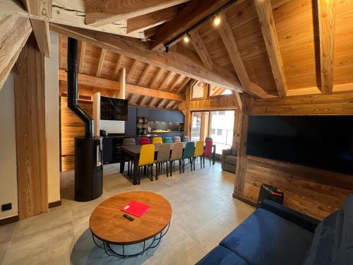 un salon avec un canapé bleu et une table dans l'établissement Galibier & Spirit, à Valloire