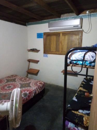 a room with a bed and a bunk bed gmaxwell gmaxwell gmaxwell gmaxwell gmaxwell at Cabaña Murringo a dos minutos en coche de Necobotes en Necoclí in Necoclí