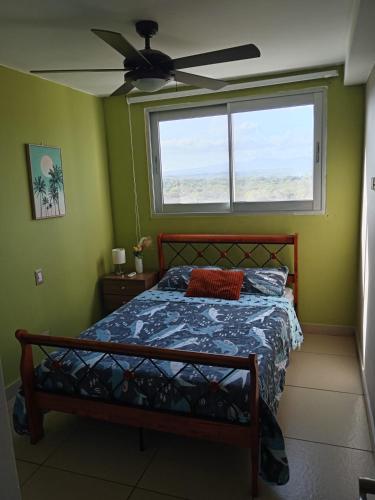 Las PalmerasにあるEl Palmar Beach Residences 901 Beach Front Viewのベッドルーム1室(ファン、窓付)