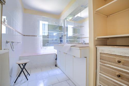 Saint-Pierre-de-Chignac的住宿－Chez Mimi，带浴缸、水槽和淋浴的浴室
