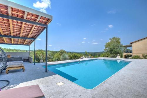- une piscine dans une cour avec un pavillon dans l'établissement Chez Mimi, à Saint-Pierre-de-Chignac