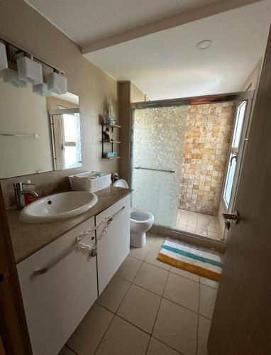 Las PalmerasにあるEl Palmar Beach Residences 901 Beach Front Viewのバスルーム(洗面台、シャワー、トイレ付)