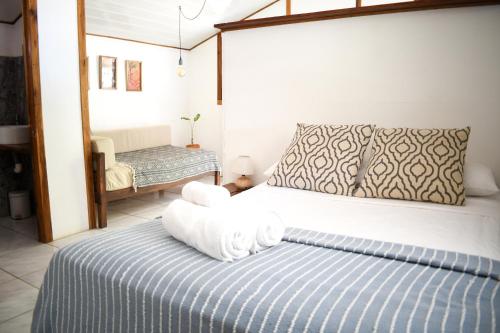 Postel nebo postele na pokoji v ubytování Cuatro Vientos Lodge & Apartments - Mal País, Costa Rica