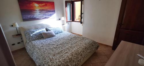1 dormitorio con 1 cama y una foto en la pared en Dimora Charme, en Monterotondo