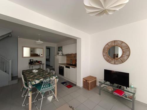 バルヌヴィル・カルトゥレにあるLa Patelleのキッチンとリビングルーム（テーブル付き）とダイニングルーム