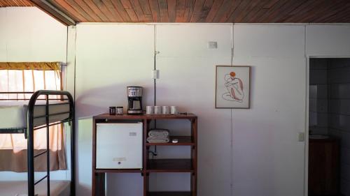 El Clan Hostel في بويرتو فيجو: غرفة مع سرير ورف