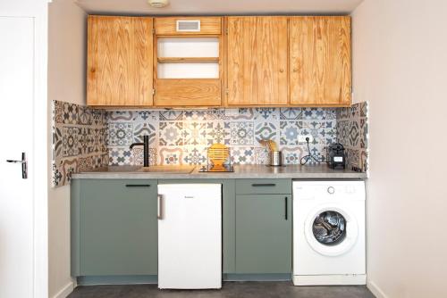 une petite cuisine avec lave-linge et sèche-linge dans l'établissement Centre ville- Proche gare, à Angoulême
