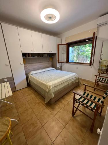 une chambre avec un lit et une fenêtre dans l'établissement Casetta Anna, à Santa Marinella