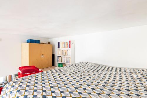 une chambre avec un lit et une étagère dans l'établissement Appartement de charme - Haut Marais - Paris Centre, à Paris