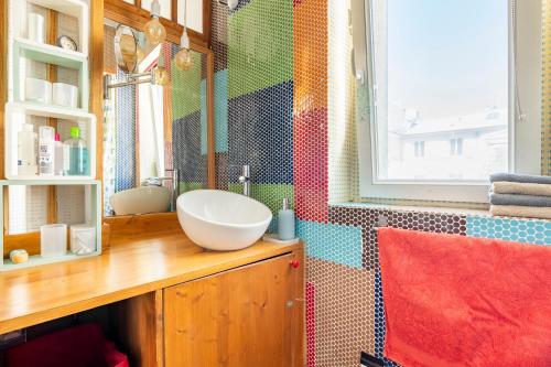 une salle de bain avec un lavabo et un miroir dans l'établissement Appartement de charme - Haut Marais - Paris Centre, à Paris