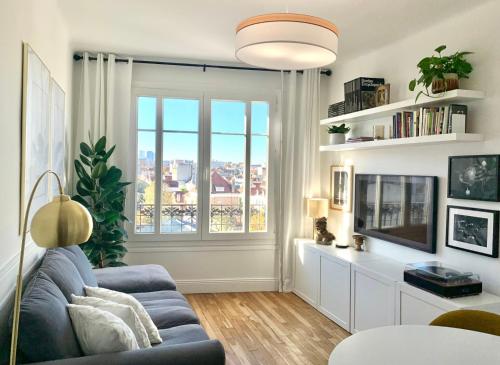 Apt Parisian Charm with Amazing View Near Metro
