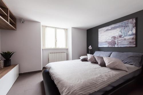 sypialnia z łóżkiem z obrazem na ścianie w obiekcie Attic Vatican Flat - San Pietro w Rzymie