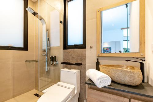 聖埃倫娜的住宿－Zen Medellin SATORI，一间带水槽和卫生间的浴室