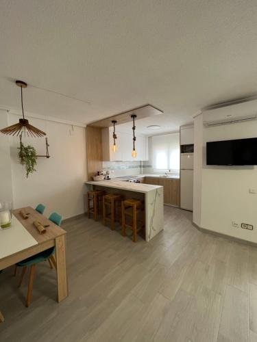 an open kitchen and dining room with a table and a counter at EL MARINERITO Alcocebre in Alcossebre