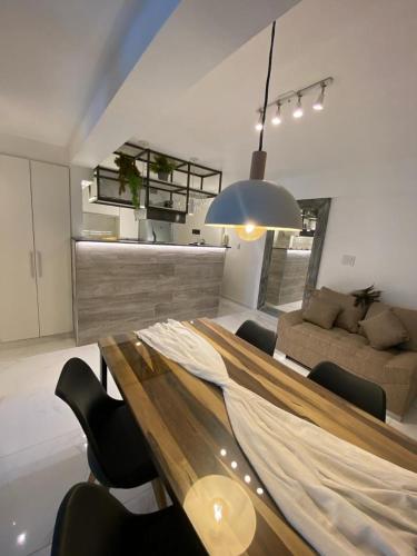 a dining table and chairs in a living room at DEPARTAMENTO CENTRICO CON COCHERA - CORDOBA Argentina- in Cordoba
