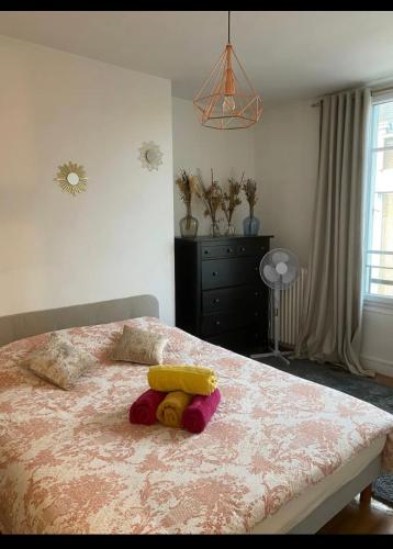 une chambre avec un lit avec un animal en peluche dessus dans l'établissement Appartement Paris centre, à Paris