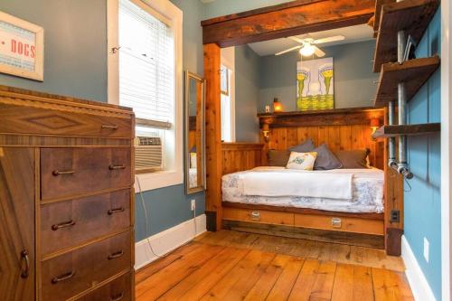 um quarto com uma cama e uma cómoda em madeira em iKlektik House // BlueJay em Chicago