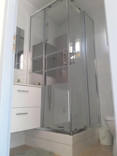 Bilik mandi di Maison dans une propriété avec une cour
