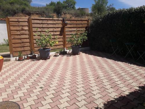 Taman di luar Maison dans une propriété avec une cour
