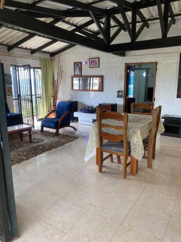a living room with a table and chairs at Finca de Descanso Villa Edelmira in Yumbo