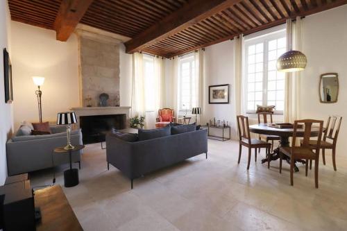 un salon avec un canapé, une table et des chaises dans l'établissement Uzès Place aux Herbes Elégance Renaissance, à Uzès