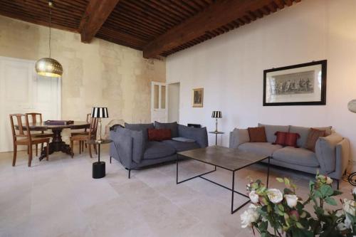 un salon avec un canapé et une table dans l'établissement Uzès Place aux Herbes Elégance Renaissance, à Uzès