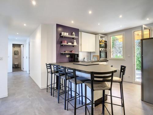 une cuisine avec un grand îlot et des tabourets de bar dans l'établissement Berlioz Garden - Jardin,Free Parking,AC,Wifi, à Antibes