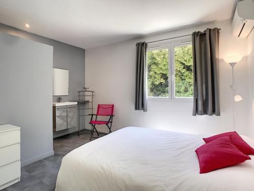 une chambre avec un lit, un bureau et une fenêtre dans l'établissement Berlioz Garden - Jardin,Free Parking,AC,Wifi, à Antibes
