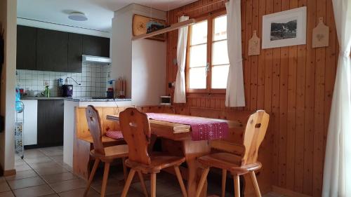 フィエッシュにあるChalet Sonnenblickのキッチン(木製テーブル、椅子付)