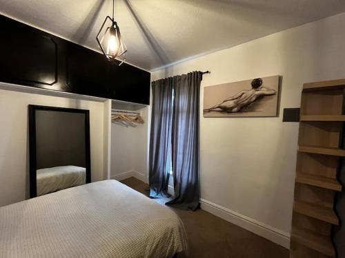 Llit o llits en una habitació de Cityscape-Cosy House By Anfield