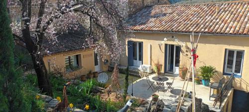 Κήπος έξω από το maison MON REVE