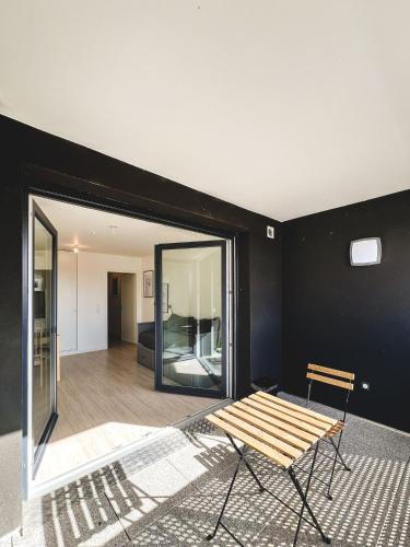 un banc en bois installé au milieu d'une pièce dans l'établissement Studio Le Hésingue- Near Airport, Swiss & German board, à Saint-Louis