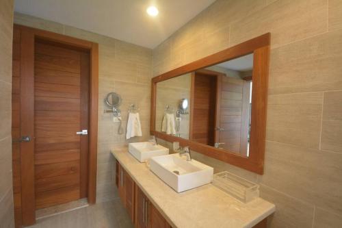 a bathroom with two sinks and a mirror at Magnifique appartement vue mer in Las Terrenas