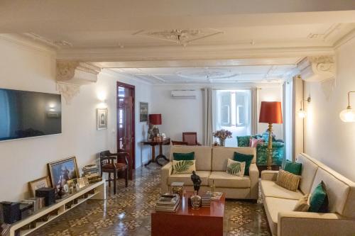 Casa Brazao Mira في Casa Branca: غرفة معيشة مع أريكة وطاولة